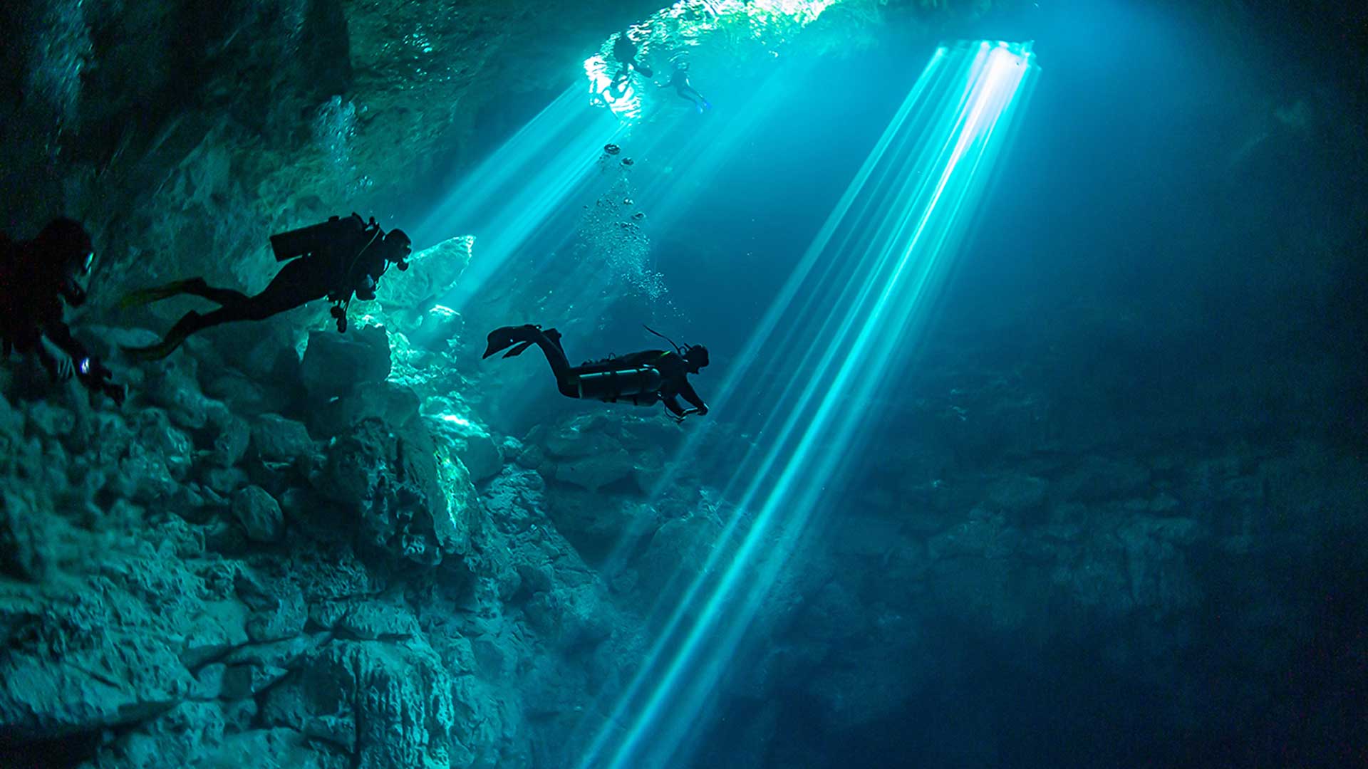 Taucher in Unterwasserhöhle