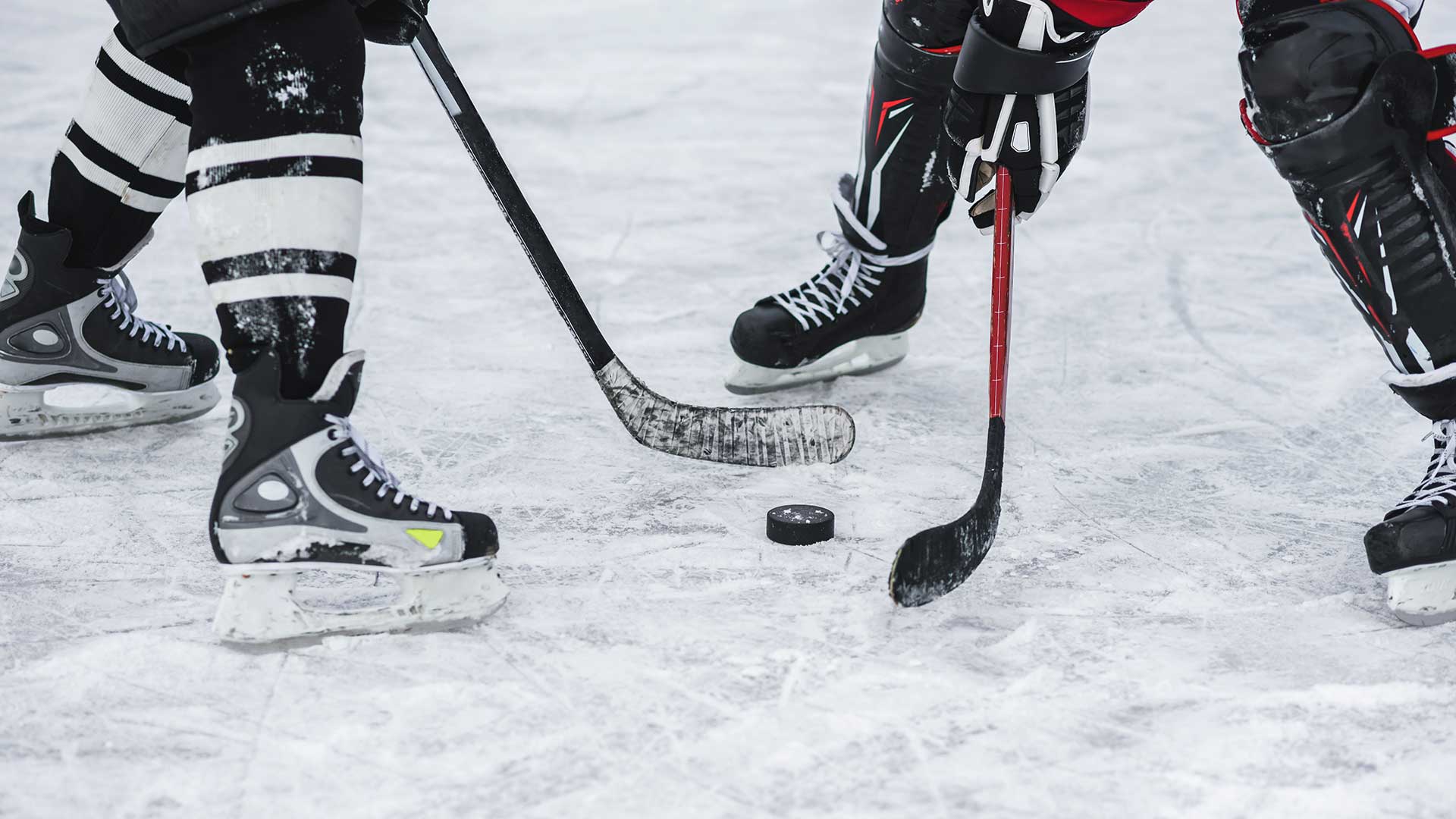 Eishockeyspielerduell um Puck